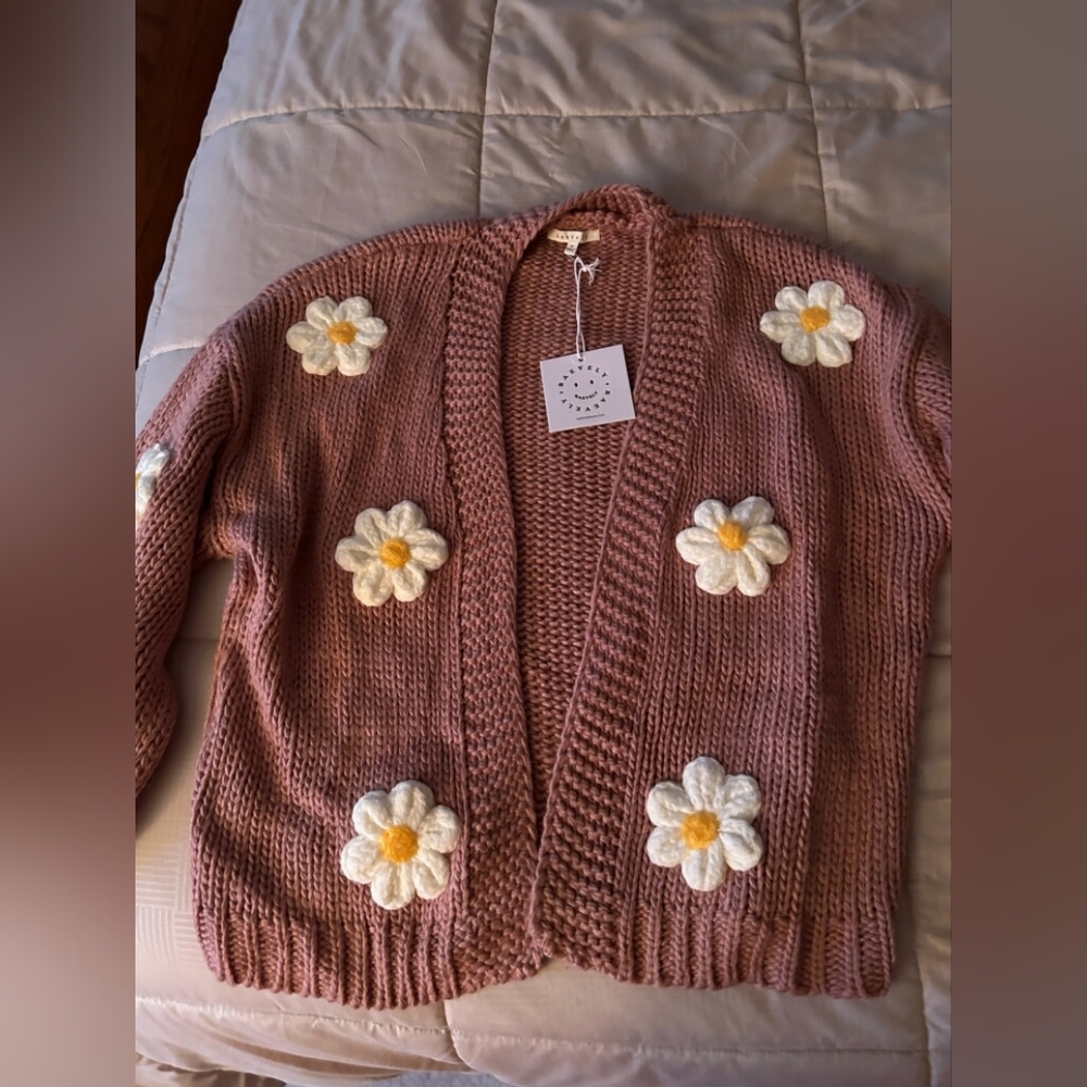 Pink Baevely sweater with daisies